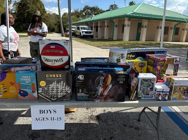 WEDR 99Jamz Caresha Gives Toy Drive 2025 Yung Miami
