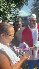 WHQT WEDR Hot 105 99Jamz Holiday Food Drop-Off Caravan