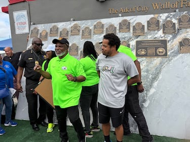 WHQT Hot105  WEDR 99JAMZ 18th Annual Christmas on 15th Ave