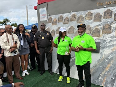 WHQT Hot105  WEDR 99JAMZ 18th Annual Christmas on 15th Ave