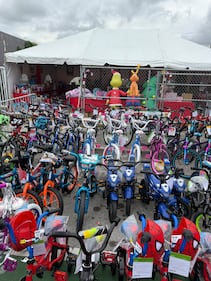 WHQT Hot105  WEDR 99JAMZ 18th Annual Christmas on 15th Ave