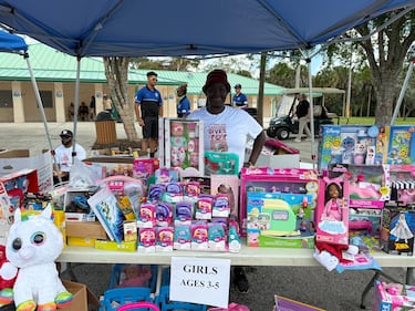 WEDR 99Jamz Caresha Gives Toy Drive 2025 Yung Miami
