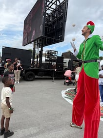 WHQT Hot105  WEDR 99JAMZ 18th Annual Christmas on 15th Ave